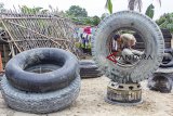 Pekerja menyelesaikan penambalan ban truk yang bocor di bengkel tambal ban di jalan Curug - Kosambi, Karawang, Jawa Barat, Jumat (1/3/2019). Pekerja di bengkel tersebut mampu menambal lebih dari 50 ban per bulan dengan harga Rp50 ribu per ban. ANTARA JABAR/M Ibnu Chazar/agr.