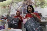 Pramuniaga memasukan barang belanjaan ke kantong plastik di salah satu gerai retail di Cibinong City Mall, Bogor, Jawa Barat, Jumat (1/3/2019). Asosiasi Pengusaha Ritel Indonesia (Aprindo) akan menerapakan Kebijakan Kantong Plastik Tidak Gratis (KPTG) di ritel-ritel modern mulai 1 Maret 2019. Ini dilakukan untuk mendukung salah satu visi pemerintah untuk mengurangi sampah 30 persen, termasuk sampah plastik pada 2050 mendatang. ANTARA JABAR/Yulius Satria Wijaya/agr.