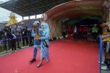 Mojang dan Jajaka Kabupaten Bandung membawa trofi Piala Presiden di Stadion Si Jalak Harupat, Kabupaten Bandung, Jawa Barat, Sabtu (2/3/2019). Piala Presiden 2019 diikuti oleh 20 perwakilan tim dari liga 1 dan liga 2 yang dibagi dalam 5 grup pertandingan. ANTARA FOTO/Raisan Al FarisiANTARA FOTO/RAISAN AL FARISI (ANTARA FOTO/RAISAN AL FARISI)