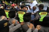 Sejumlah anggota polisi mengikuti simulasi pengamanan Pemilu 2019 di Polresta Kediri, Jawa Timur, Sabtu (2/3/2019). Simulasi tersebut bertujuan memberikan pemahaman kepada seluruh petugas pengamanan pemilu apabila nantinya terjadi gangguan keamanan. Antara Jatim/Prasetia Fauzani/zk.