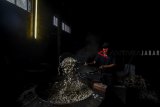 Pekerja melakukan penggorengan keripik di Sentra Keripik Singkong Cimahi, Jawa Barat, Jumat (1/3/2019). Gabungan Pengusaha Makanan dan Minuman Indonesia ( GAPMMI) memprediksi industri makanan dan minuman akan tumbuh 8 hingga 9 persen di 2019 yang di pengaruhi oleh peningkatan rata-rata jumlah penduduk sekitar 4 juta per tahun. ANTARA JABAR/Raisan Al Farisi/agr.