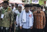 Wakil Presiden Jusuf Kalla (kedua kanan) didampingi Ketua Umum PBNU KH Said Aqil Siroj (kanan) tiba untuk menutup Musyawarah Nasional (Munas) Alim Ulama dan Konferensi Besar (Konbes) Nahdlatul Ulama di Pondok Pesantren Miftahul Huda Al-Azhar Citangkolo, Kota Banjar, Jawa Barat, Jumat (1/3/2019). Dalam musyawarah nasional tersebut Alim Ulama dan Konferensi Besar Nahdlatul Ulama menyepakati pengertian dari konsep Islam Nusantara. ANTARA JABAR/Adeng Bustomi/agr.