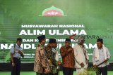 Wakil Presiden Jusuf Kalla bersama Ketua Umum PBNU KH Said Aqil Siroj (ketiga kanan) Rais Aam PBNU KH Miftahul Akhyar (kedua kanan) dan Wakil Gubernur Jawa Barat Uu Ruzhanul Ulum (kedua kiri) pada penutupan acara Musyawarah Nasional (Munas) Alim Ulama dan Konferensi Besar (Konbes) Nahdlatul Ulama di Pondok Pesantren Miftahul Huda Al-Azhar Citangkolo, Kota Banjar, Jawa Barat, Jumat (1/3/2019). Dalam musyawarah nasional tersebut Alim Ulama dan Konferensi Besar Nahdlatul Ulama menyepakati pengertian dari konsep Islam Nusantara. ANTARA JABAR/Adeng Bustomi/agr.