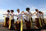 Umat Hindu menarikan tarian rejang renteng saat melaksanakan upacara Melasti di Pantai Boom, Banyuwangi, Jawa Timur, Minggu (3/3/2019). Umat Hindu di Banyuwangi menggelar ritual Melasti menjelang Hari Raya Nyepi Tahun Caka 1941  bertema 
