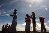 Umat Hindu melaksanakan upacara Melasti di Pantai Boom, Banyuwangi, Jawa Timur, Minggu (3/3/2019). Umat Hindu di Banyuwangi menggelar ritual Melasti menjelang Hari Raya Nyepi Tahun Caka 1941  bertema 