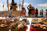 Umat Hindu melaksanakan upacara Melasti di Pantai Boom, Banyuwangi, Jawa Timur, Minggu (3/3/2019). Umat Hindu di Banyuwangi menggelar ritual Melasti menjelang Hari Raya Nyepi Tahun Caka 1941  bertema 