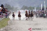 Para joki saling mamacu kuda pada lomba pacuan kuda tradisional memperingati hari jadi ke 442 Kota Takengon di lapangan HM Hasan Gayo, Blang Bebangka, Aceh Tengah, Aceh, Sabtu (2/3/2019). Pacuan kuda tradisional yang digelar pada hari-hari besar daerah nasional di dataran tinggi gayo Aceh telah menjadi salah satu kegiatan wisata andalan. (Antara Aceh/Irwansyah Putra)