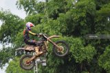 Pebalap melakukan lompatan saat mengikuti Kejuaraan Trial Game Dirt 2019 seri ke-2 di Lapangan Tembak Secata Rindam V Brawijaya Magetan, Jawa Timur, Sabtu (2/3/2019). Ratusan pebalap dari berbagai daerah mengikuti kejuaraan tersebut. Antara Jatim/Siswowidodo/zk.