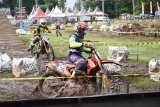 Pebalap memacu sepeda motornya saat mengikuti Kejuaraan Trial Game Dirt 2019 seri ke-2 di Lapangan Tembak Secata Rindam V Brawijaya Magetan, Jawa Timur, Sabtu (2/3/2019). Ratusan pebalap dari berbagai daerah mengikuti kejuaraan tersebut. Antara Jatim/Siswowidodo/zk.