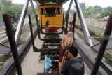 Pengunjung berada di Monumen Lokomotif Kereta Api di kawasan bisnis rekreasi dan edukasi Simpang Lima Gumul Kediri, Jawa Timur, Minggu (3/3/2019). Monumen yang dibangun sebagai sarana edukasi sejarah kereta api uap pengangkut tebu tersebut pada hari libur selalu ramai pengunjung. Antara Jatim/Prasetia Fauzani/zk.