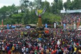 Ribuan pengunjung berebut gunungan buah durian saat festival Kenduren di Wonosalam, Kabupaten Jombang, Jawa Timur, Minggu (3/3/2019). Festival Kenduren tersebut merupakan acara tahunan yang digelar setiap memasuki musim panen durian sebagai bentuk syukur petani kepada Tuhan. Antara Jatim/Syaiful Arif/zk.