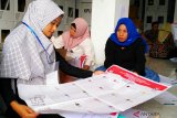 Saat penyortiran, KPU Solok Selatan temukan 4.235 surat suara rusak
