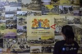 Pengunjung melihat potret sejarah sukabumi di Museum Kipahare, Baros, Sukabumi, Jawa Barat, Minggu (3/3/2019). Museum Kipahare yang menawarkan pengetahuan mengenai sejarah Sukabumi dari masa prasejarah, masa kolonial Belanda serta benda pusaka peninggalan kerajaan pajajaran tersebut menjadi salah satu alternatif wisata edukasi bagi pelajar. ANTARA JABAR/Nurul Ramadhan/agr.