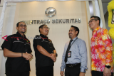 Direktur Utama Bursa Efek Indonesia (BEI) Inarno Djajadi (kedua kiri) berbincang bersama Direktur Utama Phintraco Sekuritas Jeffrey Hendrik (kanan), Direktur Pengembangan BEI Hasan Fawzi (kiri) dan Kepala Otoritas Jasa Keuangan (OJK) Kalbar Mochamad Riezky F Purnomo (kedua kanan) saat peresmian Kantor Phintraco Sekuritas di Pontianak, Kamis (28/2/2019). Kantor Phintraco Sekuritas Pontianak yang merupakan kantor cabang ke-13 tersebut memberikan layanan jasa transaksi saham secara konvensional dan online melalui profits online trading. ANTARA FOTO/Jessica Helena Wuysang.
