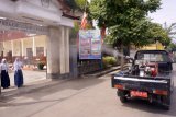 Petugas melakukan pengasapan menggunakan perangkat ULV (ultra low volume) ground sprayer yang diangkut keliling menggunakan mobil pikap di Campurdarat, Tulungagung, Jawa Timur, Senin (4/3/2019). Fogging menggunakan alat ULV diklaim lebih efektif karena bisa menyemprot hingga radius 50-100 meter berupa kabut cypermetrin 100 EC, yang tidak berbau dan tidak dicampur solar, sehingga lebih efektif membunuh nyamuk aedes aegypti dewasa maupun masih berbentuk larva di darat/permukaan air yang ada di radius jangkauan pengasapan. Antara Jatim/Destyan Sujarwoko/zk.