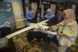 Pekerja PT. Dirgantara Indonesia menjelaskan pesawat karya anak bangsa kepada siswa SMK Prakarya Internasional saat acara Milenial Aviation Day 2019 di Bandung, Jawa Barat, Senin (4/3/2019). Kegiatan yang bertajuk 