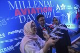 Pekerja PT. Dirgantara Indonesia menjelaskan pesawat karya anak bangsa kepada siswa SMK Prakarya Internasional saat acara Milenial Aviation Day 2019 di Bandung, Jawa Barat, Senin (4/3/2019). Kegiatan yang bertajuk 