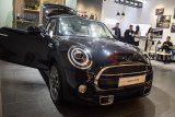 Mobil New Mini 3-Door Black Edition diperlihatkan saat peluncurannya di Mini Maxindo Pop-Up Store, Trans Studio Mall, Bandung, Jawa Barat, Selasa (5/3/2019). Mini 3-Door Black Edition merupakan edisi individual ekslusif diproduksi dengan jumlah terbatas sebanyak enam unit yang memiliki eksterior lebih gelap, panorama glass roof, wireless charging dan mobil ini dijual dengan harga Rp 770 juta of the road. ANTARA JABAR/M Agung Rajasa/agr.