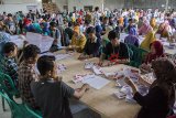 Sejumlah pekerja melakukan pelipatan surat suara di Gudang Logistik KPU Kabupaten Sukabumi, Jawa Barat, Senin (4/3/2019). KPU Kabupaten Sukabumi mulai melakukan proses penyortiran dan pelipatan surat suara pemilihan calon anggota legislatif Dewan Perwakilan Daerah (DPD) sebanyak 1.862.532 lembar yang akan digunakan untuk Pemilu pada 17 April mendatang. ANTARA JABAR/Nurul Ramadhan/agr.