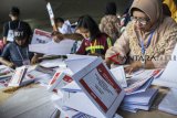 Sejumlah pekerja melakukan pelipatan surat suara di Gudang Logistik KPU Kabupaten Sukabumi, Jawa Barat, Senin (4/3/2019). KPU Kabupaten Sukabumi mulai melakukan proses penyortiran dan pelipatan surat suara pemilihan calon anggota legislatif Dewan Perwakilan Daerah (DPD) sebanyak 1.862.532 lembar yang akan digunakan untuk Pemilu pada 17 April mendatang. ANTARA JABAR/Nurul Ramadhan/agr.