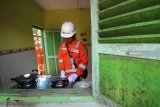 Petugas memeriksa aliran gas pada kompor di salah satu rumah warga di sela-sela peresmian jaringan gas bumi untuk rumah tangga di Mangunharjo, Probolinggo, Jawa Timur, Selasa (5/3/2019). PT Perusahaan Gas Negara (Persero) Tbk membangun sebanyak 5.088 sambungan gas rumah tangga di 4 Kelurahan di Kota Probolinggo yakni di Kelurahan Wiroborang, Jati, Mangunharjo dan Mayangan sebagai upaya untuk memperluas pemanfaatan gas alam bagi kesejahteraan masyarakat. Antara Jatim/Moch Asim/zk.