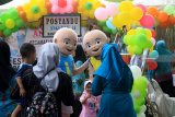 Petugas Posyandu menghibur anak pada Festival Posyandu Kreatif di Pendopo, Banyuwangi, Jawa Timur, Senin (4/3/2019). Acara Posyandu Kreatif yang diisi dengan beragam kegiatan edukasi, penimbangan balita masal hingga kelas parenting tersebut, sebagai ajang apresisasi kader posyandu yang telah berperan dalam tumbuh kembang generasi penerus bangsa. Antara Jatim/Budi Candra Setya/zk.