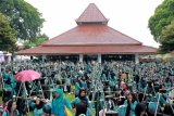 Petugas Posyandu menimbang balita masal pada Festival Posyandu Kreatif di Pendopo, Banyuwangi, Jawa Timur, Senin (4/3/2019). Acara Posyandu Kreatif yang diisi dengan beragam kegiatan edukasi, penimbangan balita masal hingga kelas parenting tersebut, sebagai ajang apresisasi kader posyandu yang telah berperan dalam tumbuh kembang generasi penerus bangsa. Antara Jatim/Budi Candra Setya/zk.