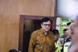 Terdakwa kasus dugaan suap perizinan proyek Meikarta Billy Sindoro berjalan menuju ruang sidang sebelum sidang putusan di pengadilan Tipikor, Bandung, Jawa Barat, Selasa (5/3/2019). Majelis Hakim Pengadilan Tipikor menjatuhkan hukuman penjara kepada Billy Sindoro 3 tahun 6 bulan denda Rp 100 juta subsider 2 bulan penjara karena terbukti melakukan suap berkaitan dengan perizinan proyek Meikarta. ANTARA JABAR/M Agung Rajasa/agr.