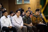 Empat terdakwa kasus dugaan suap perizinan proyek Meikarta Billy Sindoro (kanan), Henry Jasmen (kedua kanan), Fitra Djaja Purnama (kedua kiri) dan Taryudi (kiri) mendengarkan pembacaan putusan saat sidang lanjutan di pengadilan Tipikor, Bandung, Jawa Barat, Selasa (5/3/2019). Majelis Hakim Pengadilan Tipikor menjatuhkan hukuman penjara kepada Billy Sindoro 3 tahun 6 bulan denda Rp 100 juta subsider 2 bulan penjara, Hendri Jasmen dijatuhi hukuman penjara 3 tahun denda Rp 50 juta dan Fitra Djaja Purnama serta Taryudi dijatuhi hukuman penjara 1 tahun 6 bulan denda Rp 50 juta karena terbukti melakukan suap berkaitan dengan perizinan proyek Meikarta. ANTARA JABAR/M Agung Rajasa/agr.