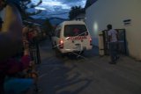 Sebuah mobil ambulance yang mengangkut jenazah anggota Mujahidin Indonesia Timur (MIT) Poso tiba di Rumah Sakit Bhayangkara di Palu, Sulawesi Tengah, Senin (4/3/2019). Satgas Tinombala menembak mati salah seorang Daftar Pencarian Orang (DPO) anggota MIT dalam sebuah kontak senjata di Perkebunan Padopi, Desa Kilo, Kabupaten Poso pada Minggu (3/3/2019) dan berhasil menangkap hidup salah seorang diantaranya. (ANTARA FOTO)