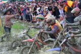 Petani bersiap start pada turnamen terbuka ojek gabah petani di Desa Puuduria, Kabupaten Konawe, Sulawesi Tenggara, Minggu (4/3/2019). Kegiatan tersebut dilaksanakan sebagai wujud syukur karena panen melimpah dan turnamen diikuti 126 petani dari empat kabupaten, Konawe, Kolaka, Kolaka Timur dan Bombana untuk memperebutkan dua unit hand traktor dan 5 unit penyemprot hama. (ANTARA FOTO)