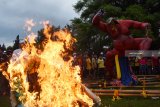 Umat Hindu membakar ogoh-ogoh di depan Pura Sanggha Bhuwana Magetan, Jawa Timur, Rabu (6/3/2019). Sebelum akhirnya dibakar, ogoh-ogoh yang merupakan perlambang roh jahat tersebut dikirab melintasi sejumlah ruas jalanan di sekita pura untuk menyambut Hari Raya Nyepi. Antara Jatim/Siswowidodo/zk.