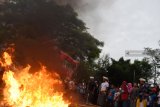 Umat Hindu membakar ogoh-ogoh di depan Pura Sanggha Bhuwana Magetan, Jawa Timur, Rabu (6/3/2019). Sebelum akhirnya dibakar, ogoh-ogoh yang merupakan perlambang roh jahat tersebut dikirab melintasi sejumlah ruas jalanan di sekita pura untuk menyambut Hari Raya Nyepi. Antara Jatim/Siswowidodo/zk.