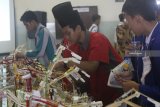 Sejumlah peserta menyiapkan robot dari bahan stik es krim saat mengikuti perlombaan Robot Hidrolik di Universitas Widya Kartika (UWIKA) Surabaya, Jawa Timur, Rabu (6/3/2019). Perlombaan yang diikuti 60 tim pelajar dari berbagai daerah di Jawa Timur tersebut bertujuan untuk mengasah kreativitas pelajar dalam memanfaatkan barang-barang sederhana menjadi sesuatu yang berguna. Antara Jatim/Moch Asim/zk.