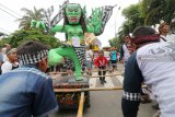 Anak-anak mengarak Ogoh-ogoh sebagai salah satu rangkaian ritual menjelang Hari Raya Nyepi di Kediri, Jawa Timur, Rabu (6/3/2019). Ogoh-ogoh mini yang hanya setinggi 1-2 meter tersebut merupakan hasil kreativitas anak-anak. Antara Jatim/Prasetia Fauzani/zk.