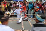 Anak-anak mengarak Ogoh-ogoh sebagai salah satu rangkaian ritual menjelang Hari Raya Nyepi di Kediri, Jawa Timur, Rabu (6/3/2019). Ogoh-ogoh mini yang hanya setinggi 1-2 meter tersebut merupakan hasil kreativitas anak-anak. Antara Jatim/Prasetia Fauzani/zk.