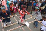 Anak-anak mengarak Ogoh-ogoh sebagai salah satu rangkaian ritual menjelang Hari Raya Nyepi di Kediri, Jawa Timur, Rabu (6/3/2019). Ogoh-ogoh mini yang hanya setinggi 1-2 meter tersebut merupakan hasil kreativitas anak-anak. Antara Jatim/Prasetia Fauzani/zk.