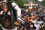 Umat Hindu mengarak ogoh-ogoh di Surabaya, Jawa Timur, Rabu (6/3/2019). Pawai ogoh-ogoh menjadi tradisi masyarakat Hindu untuk menyucikan lingkungan dari roh jahat sehari sebelumi Hari Raya Nyepi. Antara Jatim/Zabur Karuru