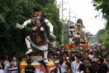 Umat Hindu mengarak ogoh-ogoh di Surabaya, Jawa Timur, Rabu (6/3/2019). Pawai ogoh-ogoh menjadi tradisi masyarakat Hindu untuk menyucikan lingkungan dari roh jahat sehari sebelumi Hari Raya Nyepi. Antara Jatim/Zabur Karuru