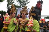 Umat Hindu mengarak ogoh-ogoh di Surabaya, Jawa Timur, Rabu (6/3/2019). Pawai ogoh-ogoh menjadi tradisi masyarakat Hindu untuk menyucikan lingkungan dari roh jahat sehari sebelumi Hari Raya Nyepi. Antara Jatim/Zabur Karuru