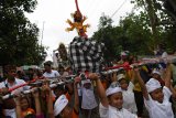 Umat Hindu mengarak ogoh-ogoh di Surabaya, Jawa Timur, Rabu (6/3/2019). Pawai ogoh-ogoh menjadi tradisi masyarakat Hindu untuk menyucikan lingkungan dari roh jahat sehari sebelumi Hari Raya Nyepi. Antara Jatim/Zabur Karuru