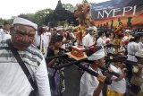 Sejumlah anak mengarak ogoh-ogoh mini saat pawai di Jalan Raya Ditbekang, Cibinong, Bogor, Jawa Barat, Rabu (6/3/2019).  Pawai tersebut dalam rangka menyambut Hari Raya Nyepi tahun baru saka 1941. ANTARA JABAR/Yulius Satria Wijaya/agr.