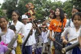 Sejumlah anak mengarak ogoh-ogoh mini saat pawai di Jalan Raya Ditbekang, Cibinong, Bogor, Jawa Barat, Rabu (6/3/2019).  Pawai tersebut dalam rangka menyambut Hari Raya Nyepi tahun baru saka 1941. ANTARA JABAR/Yulius Satria Wijaya/agr.