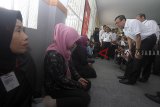 Menteri Hukum dan HAM (Menkum HAM) Yasonna Laoly (kanan) berbincang dengan pengunjung  di Lapas Cibinong Kelas IIA, Bogor, Jawa Barat,  Rabu (6/3/2019). Pencanangan Zona Integritas Wilayah Birokrasi Bersih dan Melayani (WBBM) di dalam Lapas sebagai pemenuhan hak Warga Binaan Pemasyarakatan (WBP) berbalut teknologi informasi menjadi jawaban Profesional, Akuntabel, Sinergis, Transparan, dan Inovatif (PASTI) demi menghilangkan maraknya isu pungutan liar serta proses birokrasi yang berbelit-belit.  ANTARA JABAR/Yulius Satria Wijaya/agr.