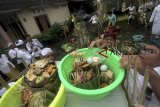 Umat Hindu melakukan persiapan untuk menyambut Hari Raya Nyepi tahun baru saka 1941 di Pura Raditya Dharma, Bogor, Jawa Barat, Rabu (6/3/2019). Sejumlah persiapan dilakukan umat Hindu seperti membuat sesaji untuk sembahyang, dan membuat makanan khas untuk para jemaat dalam rangka menyambut Hari Raya Nyepi tahun baru saka 1941 pada 7 Maret 2019. ANTARA JABAR/Yulius Satria Wijaya/agr.