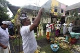 Umat Hindu melakukan persiapan untuk menyambut Hari Raya Nyepi tahun baru saka 1941 di Pura Raditya Dharma, Bogor, Jawa Barat, Rabu (6/3/2019). Sejumlah persiapan dilakukan umat Hindu seperti membuat sesaji untuk sembahyang, dan membuat makanan khas untuk para jemaat dalam rangka menyambut Hari Raya Nyepi tahun baru saka 1941 pada 7 Maret 2019. ANTARA JABAR/Yulius Satria Wijaya/agr.