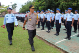 Kapolda Kalbar Irjen Pol Didi Haryono (kedua kiri) memeriksa pasukan saat apel besar pemasyarakatan di Mapolda Kalbar, Selasa (5/3/2019). Pada kesempatan tersebut Polda Kalbar  melakukan nota kesepahaman bersama Kanwil Kemenkumham Kalbar dan BNN Kalbar untuk bersinergi dalam pemberantasan narkoba  di wilayah hukum Kalbar. ANTARA FOTO/Jessica Helena Wuysang