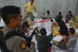 Polisi melakukan pengamanan saat pekerja menyortir dan melipat surat suara pemilu tahun 2019 di Kantor Komisi Independen Pemilihan (KIP) Banda Aceh, Rabu (6/3/2019). Komisi Independen Pemilihan (KIP) Aceh mentargetkan pelipatan suarat pemilu presiden dan wakil presiden, anggota DPD, DPR, DPRA provinsi dan DPRD kota/kabupaten di Aceh selesai dalam waktu 10 hari kerja dengan jumlah pemilih tetap hasil perbaikan tahap II, sebanyak 3.523.774 orang. (Antara Aceh/Ampelsa)
