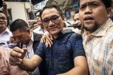 Mantan Wasekjen Partai Demokrat Andi Arief (tengah) bergegas saat akan menjalani proses rehabilitasi di Kantor Badan Narkotika Nasional (BNN), Cawang, Jakarta, Rabu (6/3/2019). Direktorat IV Narkotika Bareskrim Polri menyerahkan Andi Arief ke BNN untuk menjalani masa rehabilitasi setelah dinyatakan bebas pada Selasa (5/3) terkait kasus penggunaan narkotika. (ANTARA FOTO)