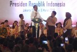 Presiden Joko Widodo (kedua kiri) berdialog dengan sejumlah siswa dalam acara penyerahan Kartu Indonesia Pintar (KIP) di SLB Negeri Pembina, Jakarta, Rabu (6/3/2019). Dalam kesempatan itu Presiden Joko Widodo membagikan 3.300 KIP kepada siswa penerima. (ANTARA FOTO)